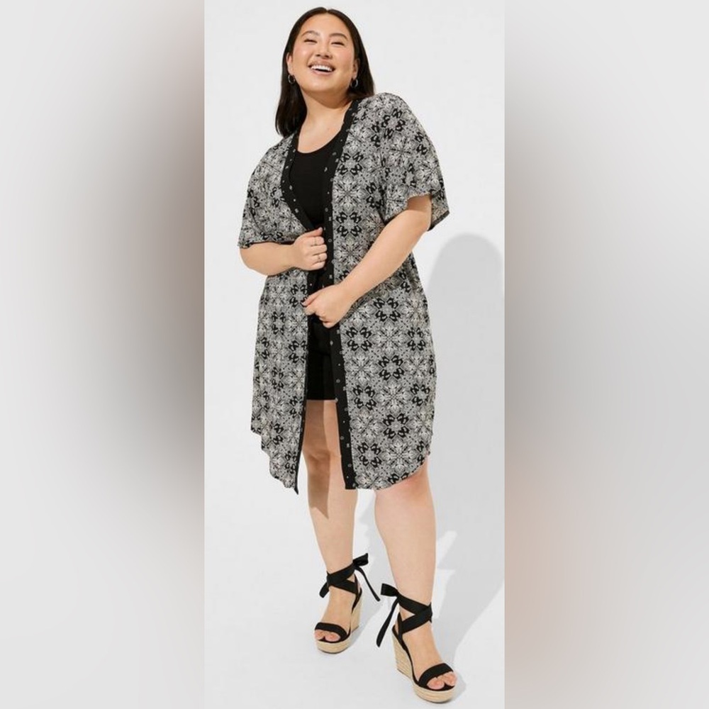 NWT Torrid Challis Dolman Shirttail Kimono